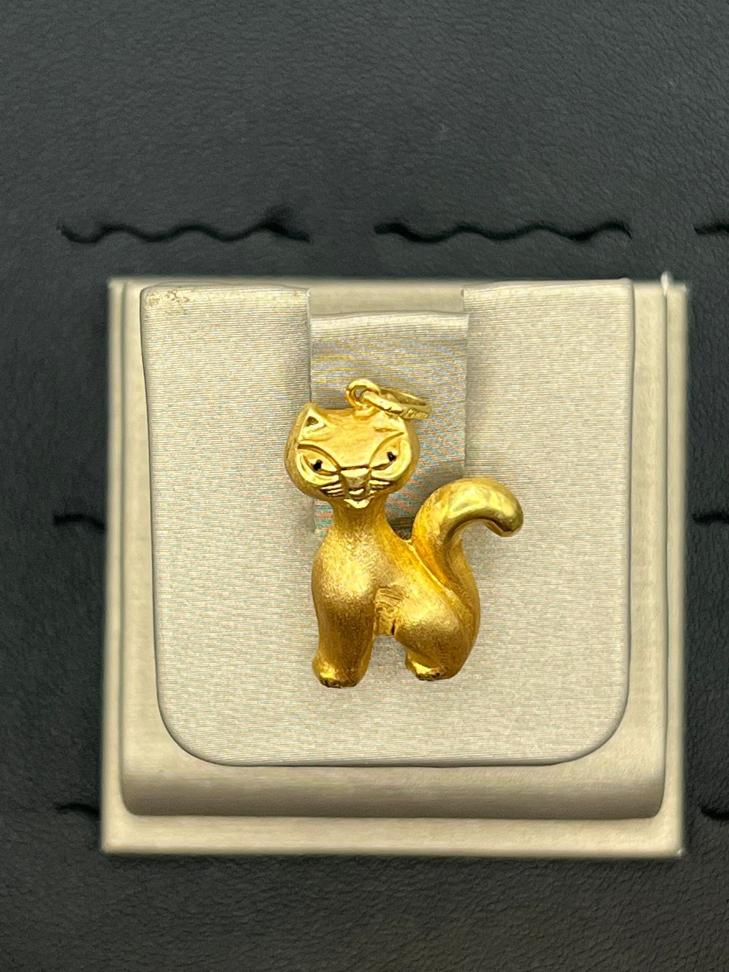 14 karat gold cat pendant