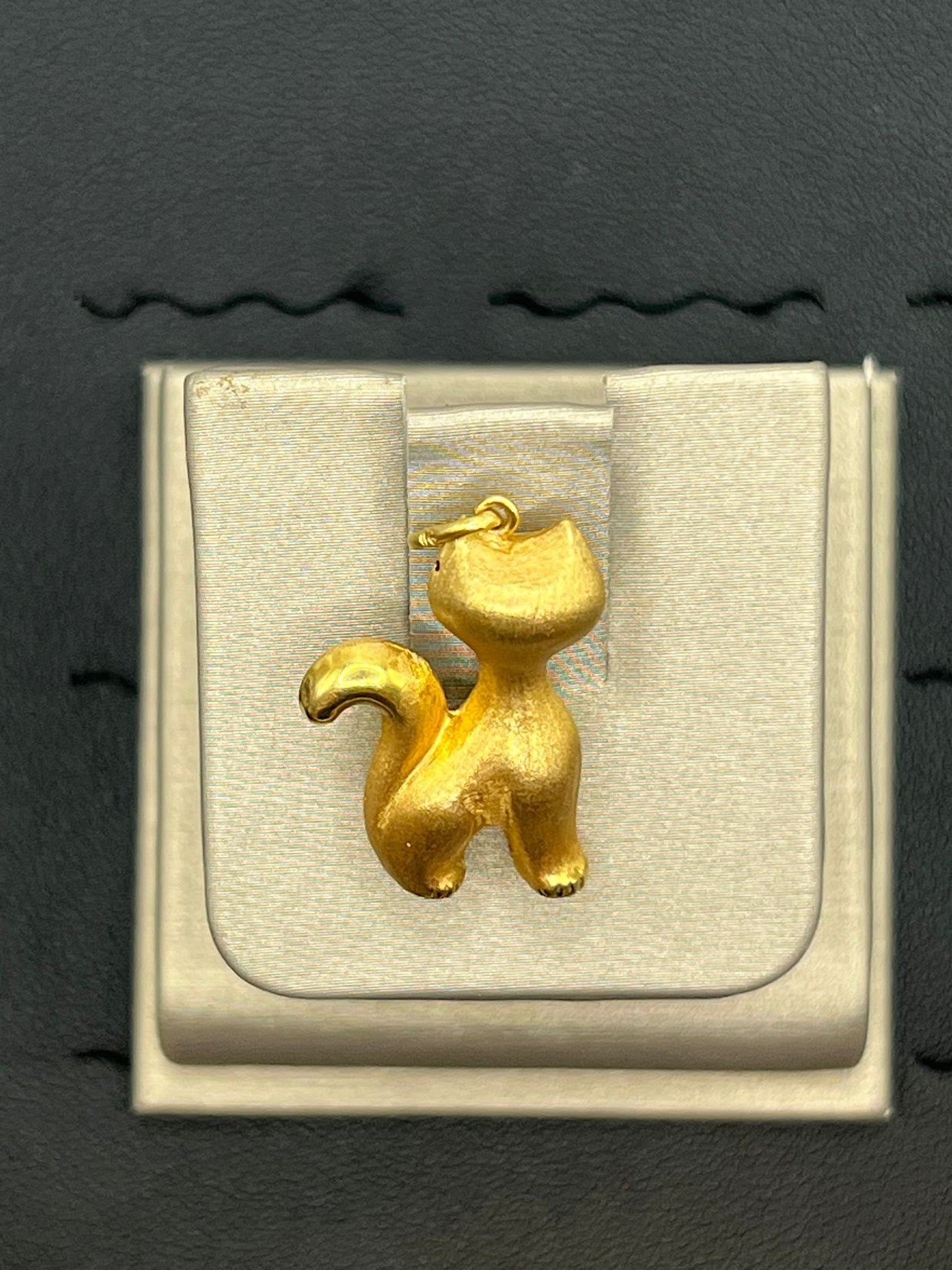 14 karat gold cat pendant